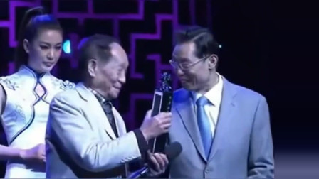 钟南山为袁隆平颁奖，两位老人的合影感动中国。他们才是明星