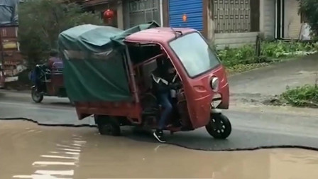 山东小哥被这辆大车逼的也太惨了，差点就掉水里了，真是为他悬着一颗心！