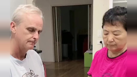 东北丈母娘教洋女婿穿羊肉串，还说要穿100串，洋女婿的反应太逗了