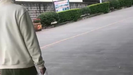 当代男生不只会穿秋裤，还会穿美丽的打底裤，看起来简直太辣眼睛了！