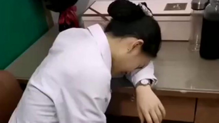 上夜班的浙江小护士一听到铃声，就成了这个模样，让人不得不佩服