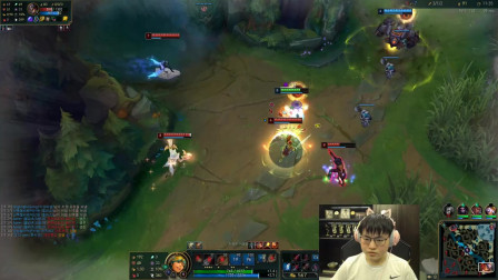 Uzi十分钟不到狂虐对面下路, 压得女枪不敢出塔，连忙叫来队友支援