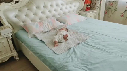 还以为小棉袄在睡觉，走近一看，太萌了！