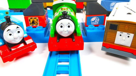 托马斯和他的朋友们用积木玩具建造隧道