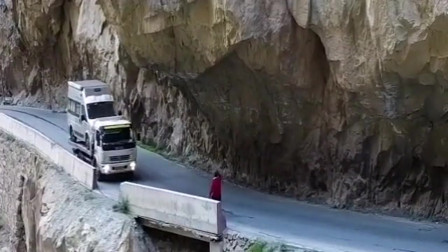 即使老司机，也惹不起的318川藏线老虎嘴，这样公路很危险！