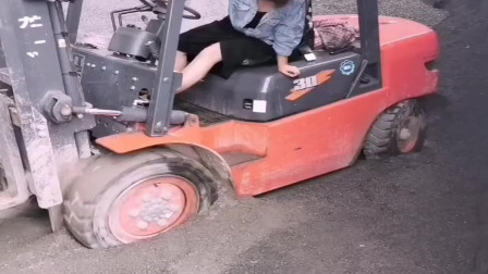 河南女司机的叉车陷进去了，折腾一番还是无济于事，真想上去帮她