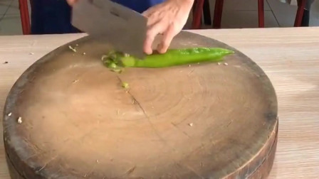 广东老板刚应聘来的大厨，看到他的操作后，不知道老板会不会给他多加工资！