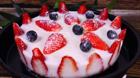自制酸奶草莓蛋糕，不蒸不烤不打发，细腻香甜，一次就成功！