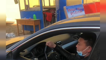 给河南男子测体温，男子却吹气，看来是吹习惯了