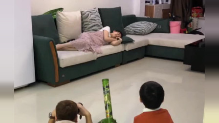 趁妈妈睡觉时，儿子和爸爸拿意大利炮攻击她，谁知道妈妈有追击炮