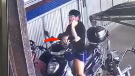 监控录像拍下的一幕，看到这位河南妈妈这样的举动，这就是妈妈给孩子最好的教育？