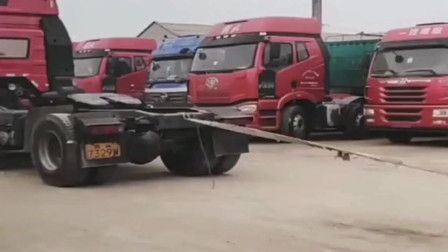 丰田霸道和大货车拔河，看到最后的结局，这真是太让人难以相信啊！