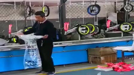 东莞大爷身怀绝技，这套袋子的技术，老板见了都佩服！