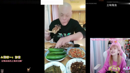 周淑怡看吃播：拿嘴巴开海胆