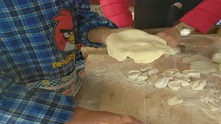 河北阿姨包饺子，这是放的什么东西？估计一个小时也煮不熟！