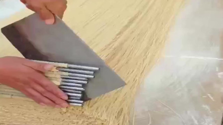 四川农村师傅做的纯手工挂面，听这切面的声音，就很舒服！