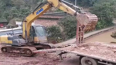 福建挖机师傅上拖车，这操作也太灵活了！一看就是老司机了！