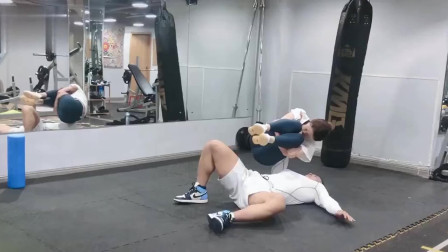 我要有女朋友，我也能做到这样动作，现在就差女朋友了！