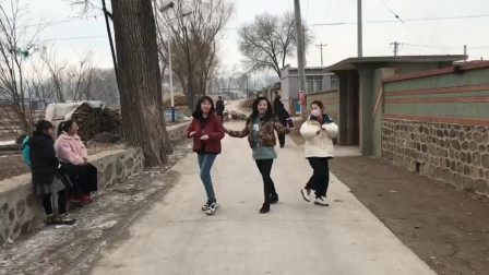 在家闷几天把河北小姐姐逼成“模特”，又成了村里最靓的仔