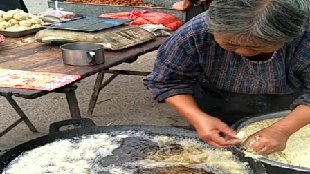 潮汕老奶奶做手工丸子，几十年的手艺，已经相当熟练了！