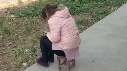 河南老公和儿子对付媳妇，看把媳妇给乐的