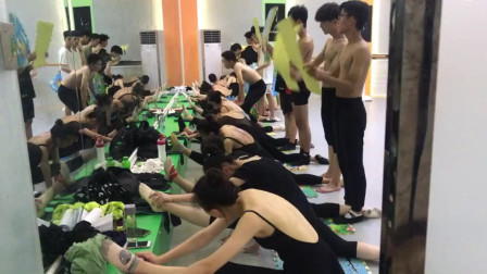 学舞蹈的北京男生怜香惜玉，帮忙扇扇子让女生痛并快乐着