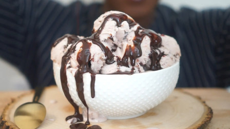 （甜品吃播）巧克力酱、坚果装饰的樱桃巧克力碎冰淇淋球  食音 咀嚼音