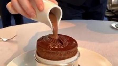 法国甜品 巧克力舒芙蕾 在配上热巧克力酱 香草冰淇淋 冰与火在你嘴中迸发