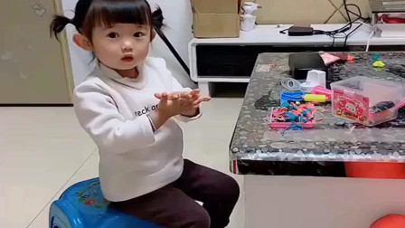 东北闺女和爸爸吵架，妈妈想笑又不能笑，太可爱了！