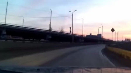 美国男子开车故意挑衅后，女子拿棍就上！