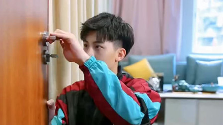 广东小哥哥修门让美女递过把手来，美女这样做，实在是太搞笑了！