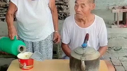 四川农村大爷套路老伴，刚泡好的面被大爷用壶底扣下去了，太逗了！
