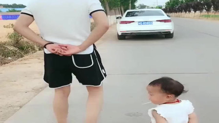 小情人模仿河南老爸走路，看到帅哥开车过去，网友：真是个小花痴