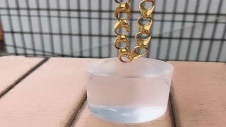 广东美女把大金链子放进水杯里，水真的没有溢出来！真神奇！