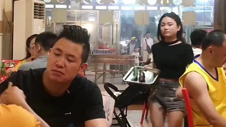 这才刚出来几天，你这个广东服务员一天不治你是浑身难受，结局搞笑了！