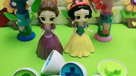 白雪公主和贝尔公主在一起，地上有些玩具，白雪公主和贝尔一起玩