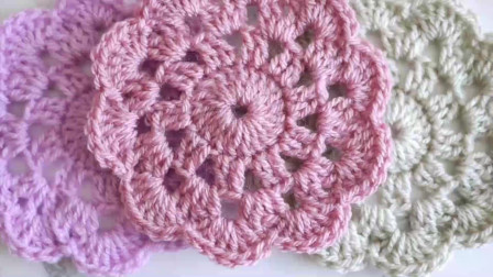 钩针编织：DIY创意手工钩织漂亮的花形花垫图解视频