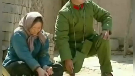 红领章：战士帮村里老太太打扫卫生，一听她儿子身份吓跑了