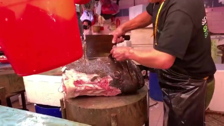来自深海恐惧！香港海鲜市场上惊现210斤的巨型野生花尾龙鱼，敢吃吗
