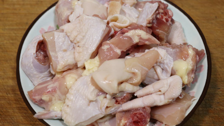 大厨教你小鸡炖蘑菇的家常做法，鸡肉鲜嫩，汤汁美味，出锅就吃光