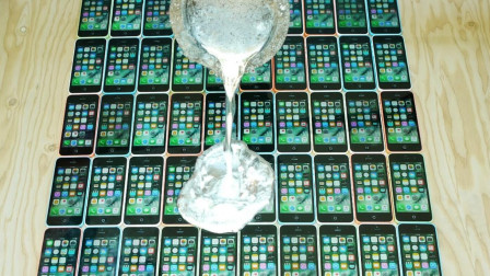 老外又烧钱了！把铝水浇在50部苹果手机上，网友：是肉疼的感觉！