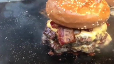 美国街头小吃双层牛肉培根芝士汉堡包，这汉堡包比金拱门巨无霸怎么样？