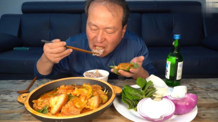 吃播：韩国农村一家人，今天母子俩不在家，爸爸炒了道五花肉来解馋