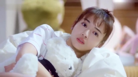 爆笑：美女肚子疼下秒警察大叔温柔公主抱，美女一脸的不可思议