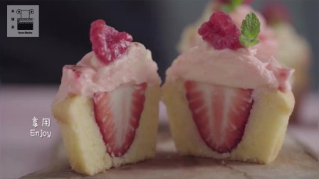水果的自然酸甜搭配，草莓酱和树莓酱装饰，口味升级的纸杯蛋糕