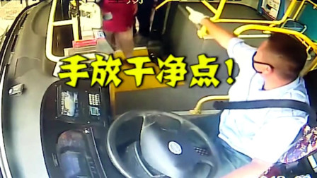 云南昆明大哥这是一位正义感爆棚的公交车司机路见不平一声吼成功的吼退了正在犯案的小偷为正义点赞
