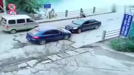 两车司机路怒 黑色轿车好计谋 一招让蓝色车吓得后退