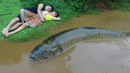 广东肥仔和少妇野外搞野在洪水中齐力抓获大鱼费了很多力气