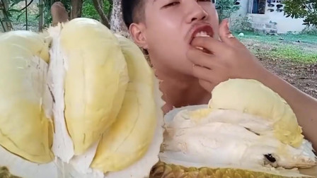 泰国农村小伙挑战吃榴莲，看着他大口大口的吃，真是过瘾