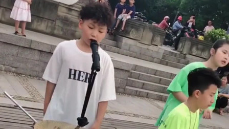 12岁男孩街头表演唱歌 稚嫩童音非常动听 胆量和勇气值得佩服